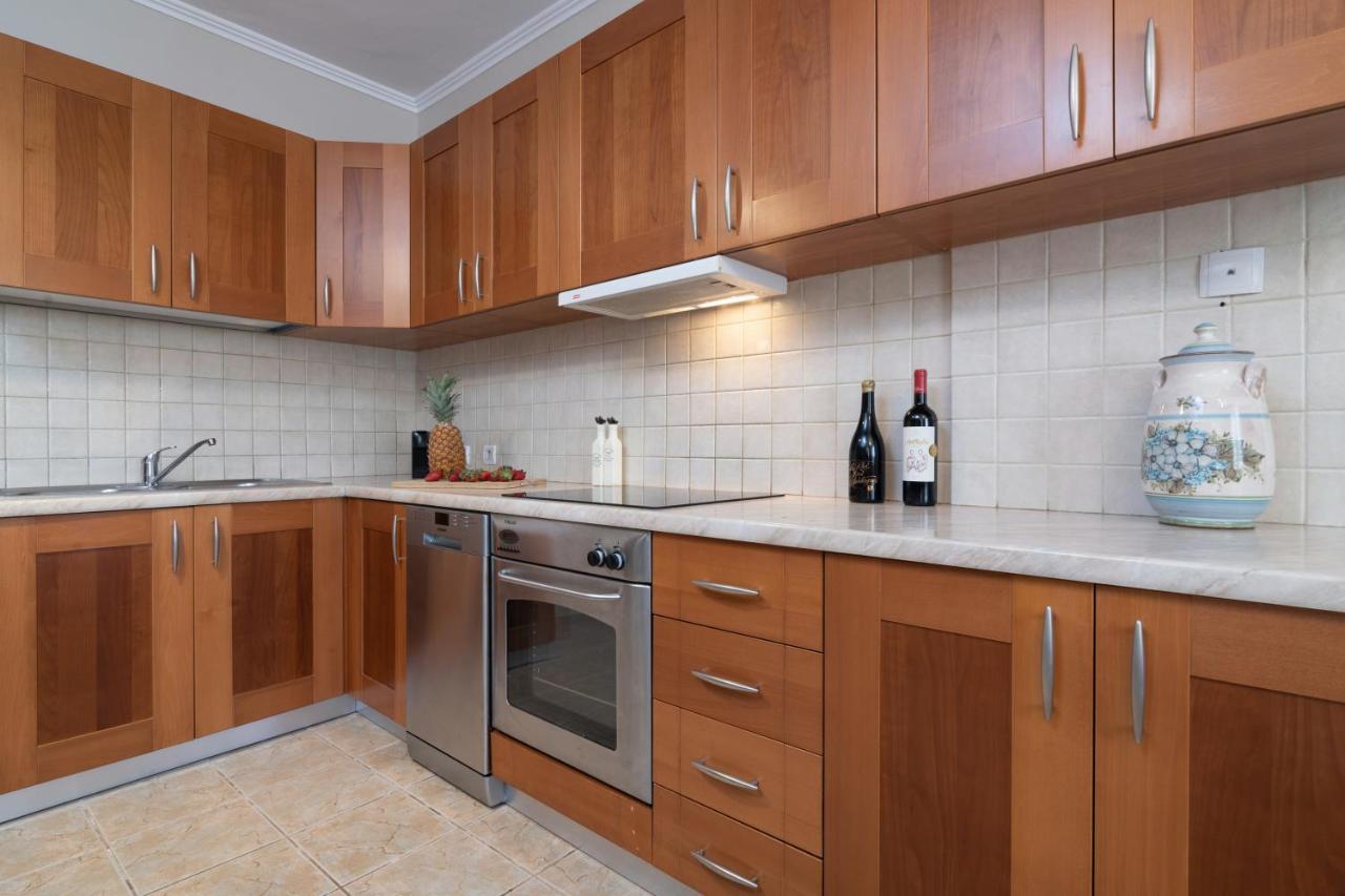 Villa Elizabeth - Seafront Classic Villa! Аргаси Экстерьер фото